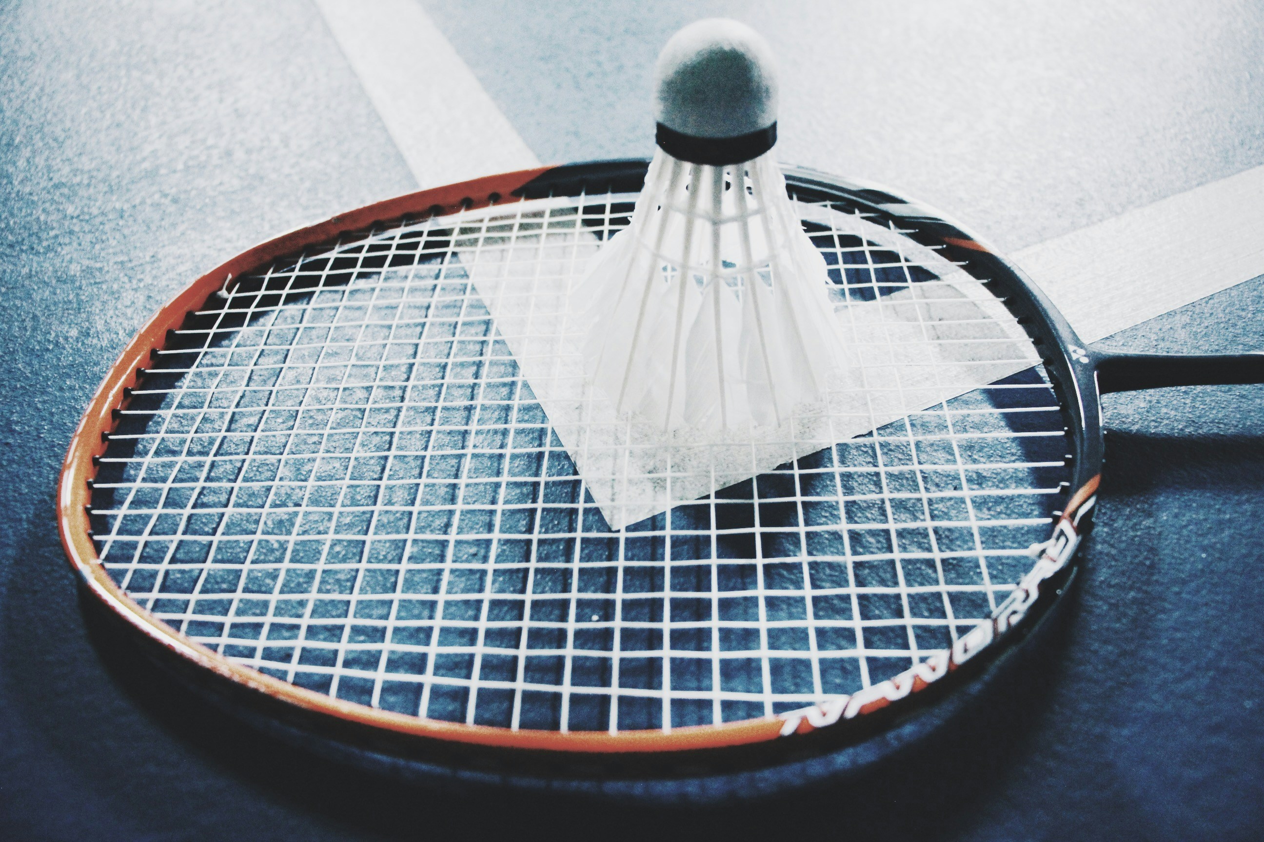 Joueur de badminton en action au club BSW95
